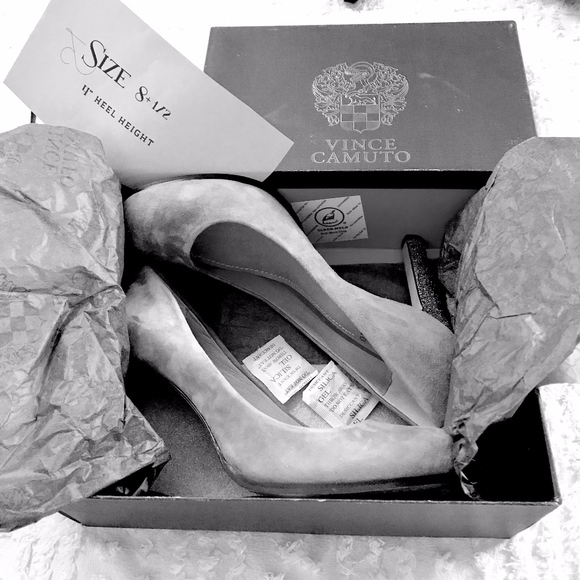(SOLD) Vince Camuto 4” 8+1/2 Grey Suede w/ Box - Picture 6 of 11